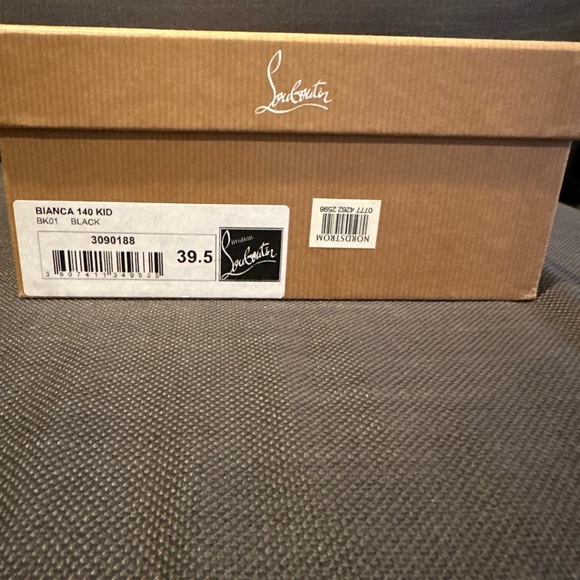 Christian Louboutin - Picture 4 of 4